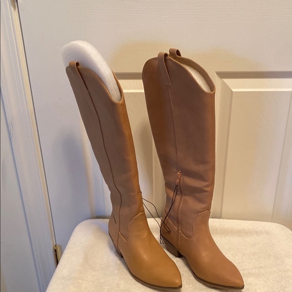 Universal Thread Shoes - Universal Thread Light Brown Women’s Boots…size 8